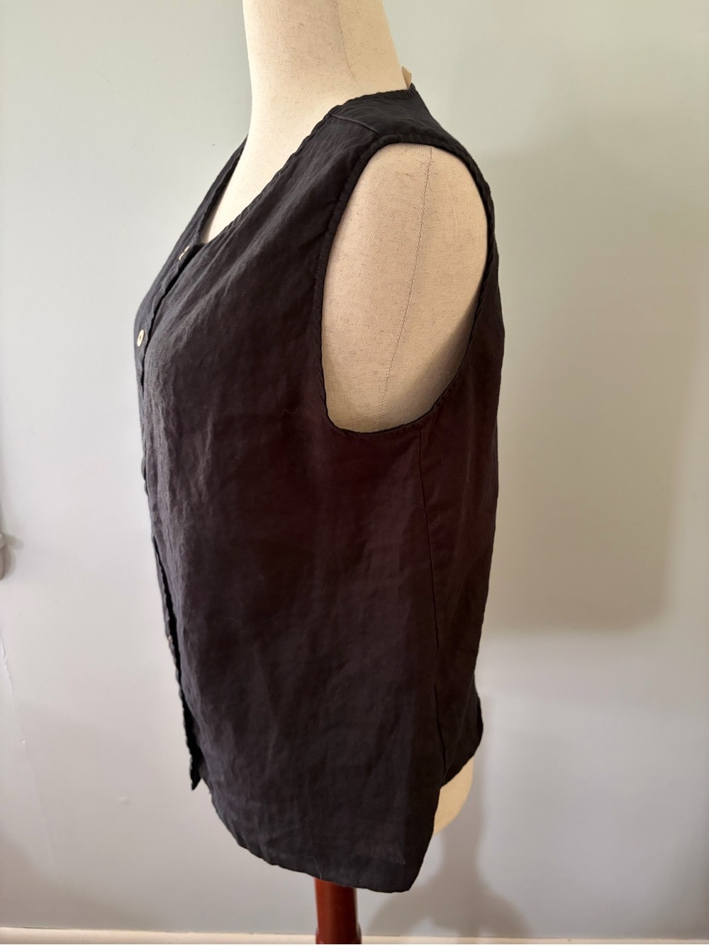 Lintico Linen Button Front Sleeveless Tank Top - Picture 10 of 14